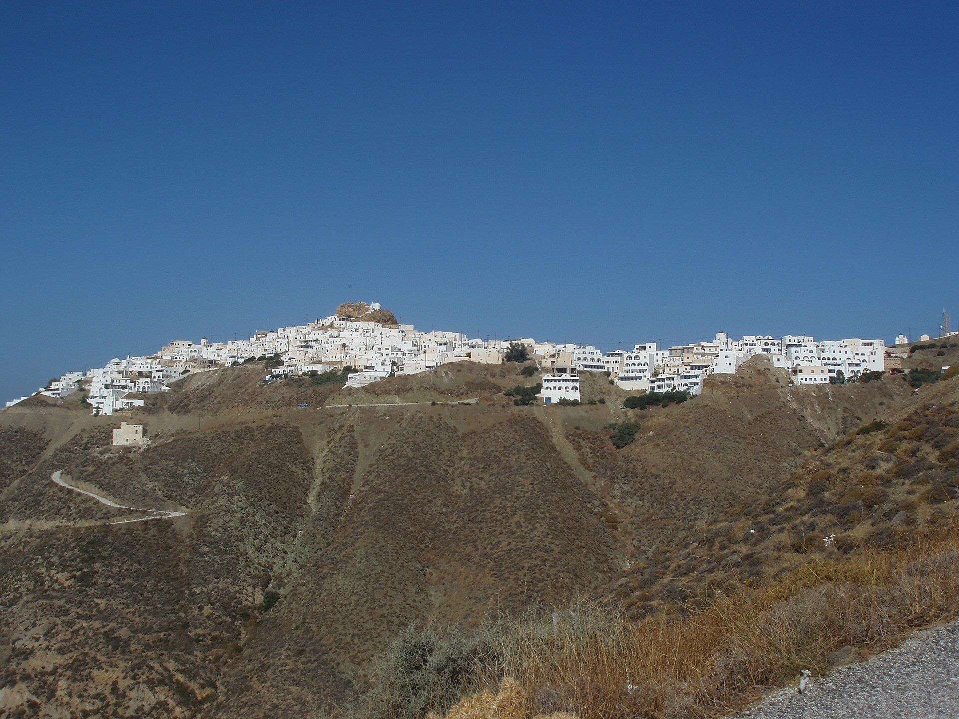 Χώρα, Ανάφη: Η ολόλευκη κορώνα