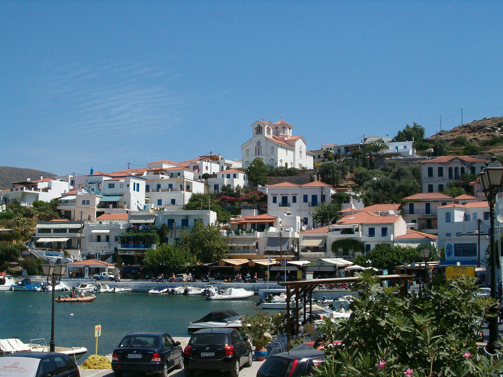 Batsi, Andros: De levendige badplaats