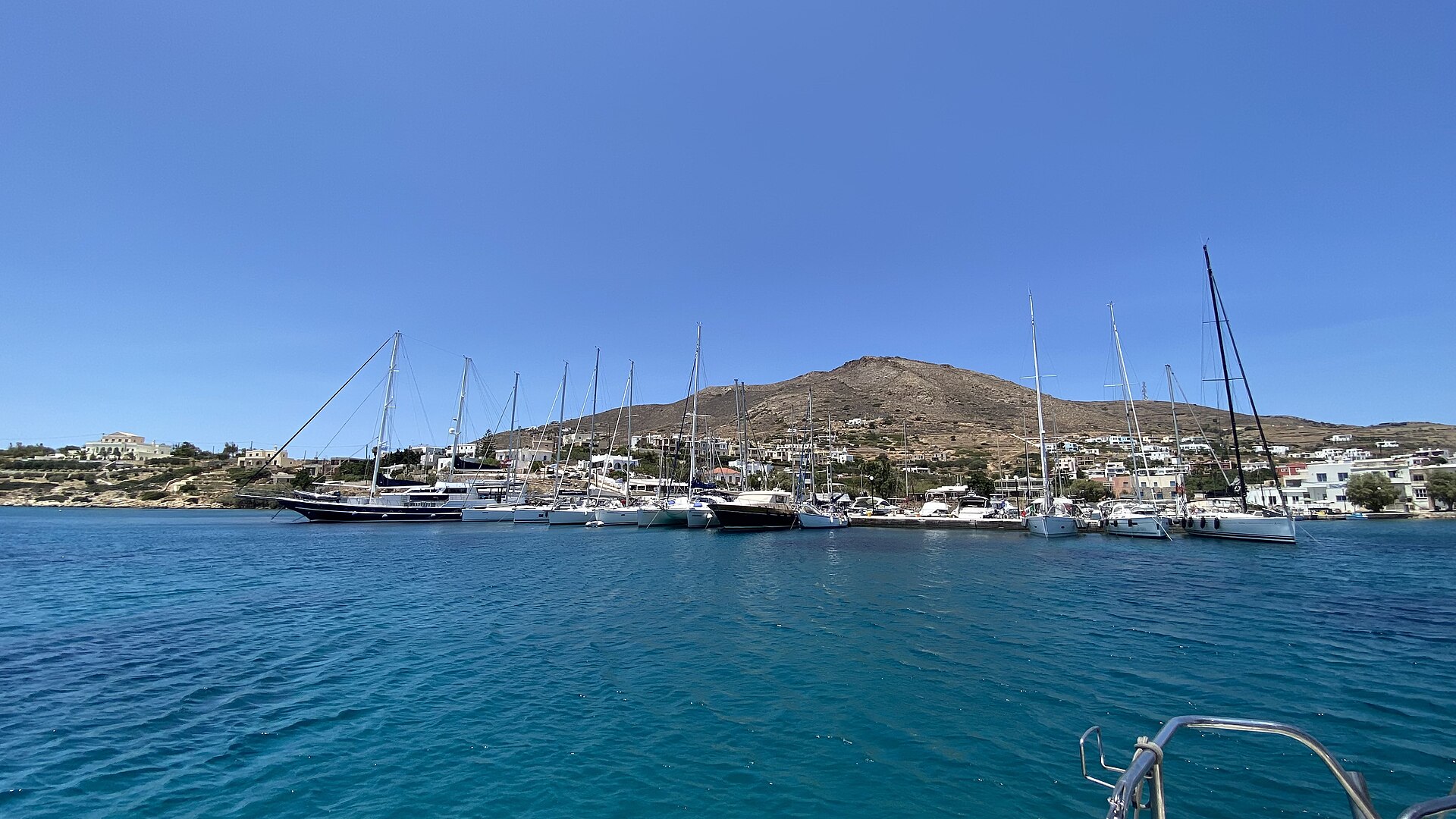 Finikas, Syros : Le village marina cosmopolite