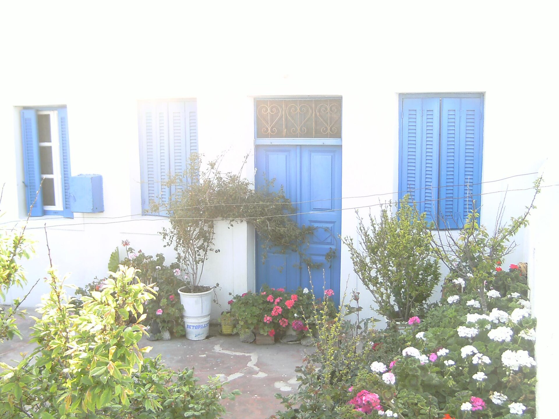 Manolas, Thirasia: The Clifftop Capital